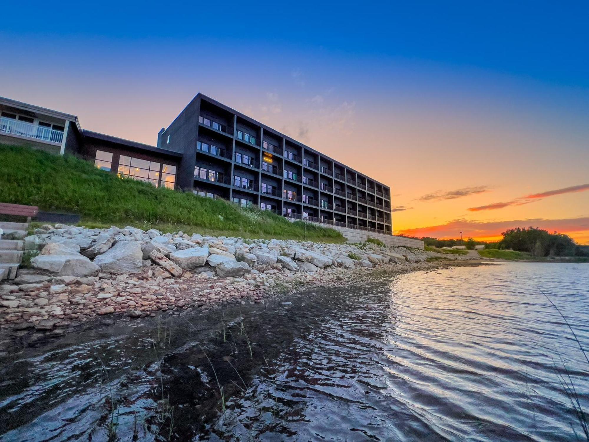 Terrace Bay Hotel - Lakefront Escanaba Exterior photo