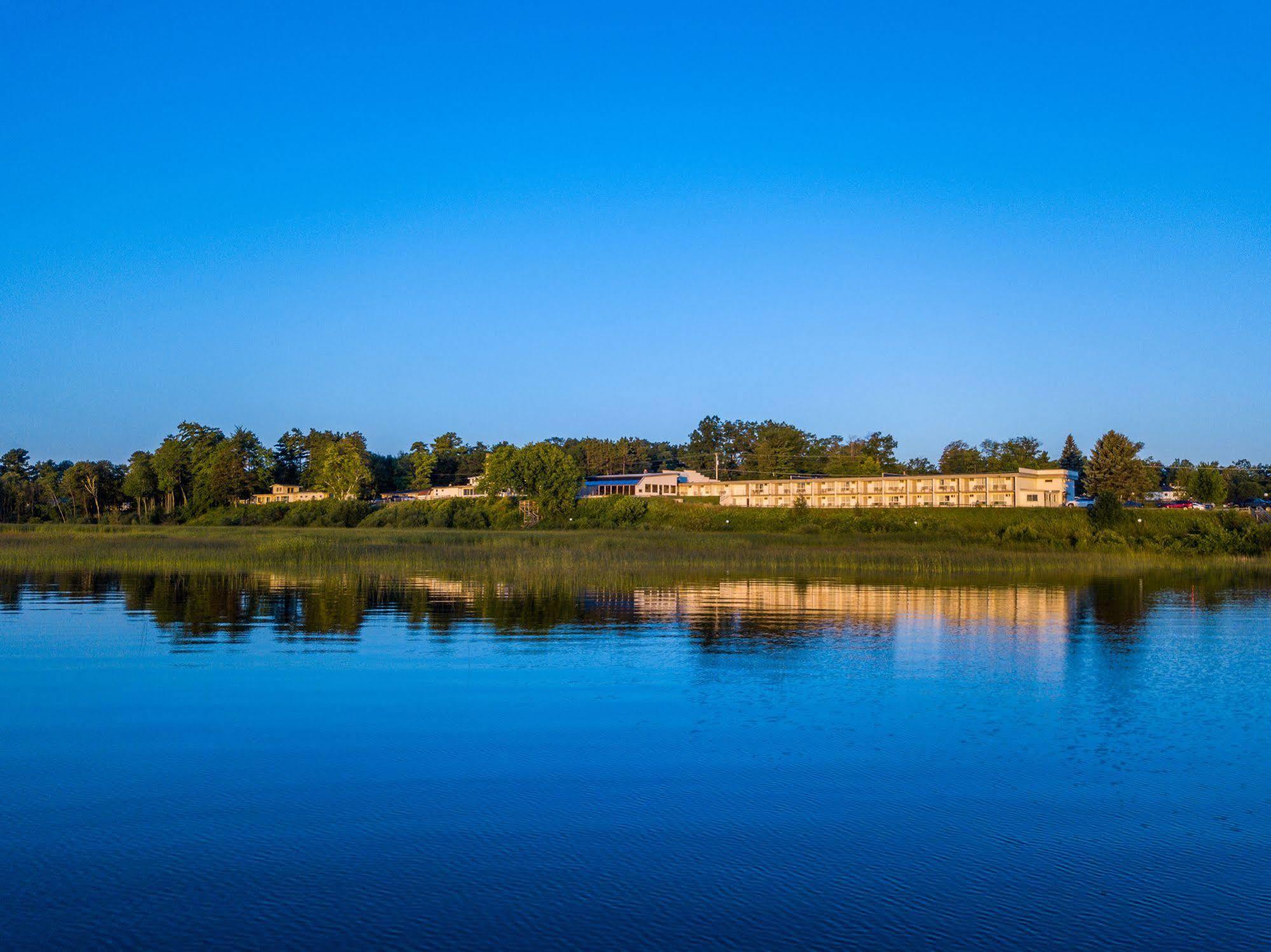 Terrace Bay Hotel - Lakefront Escanaba Exterior photo